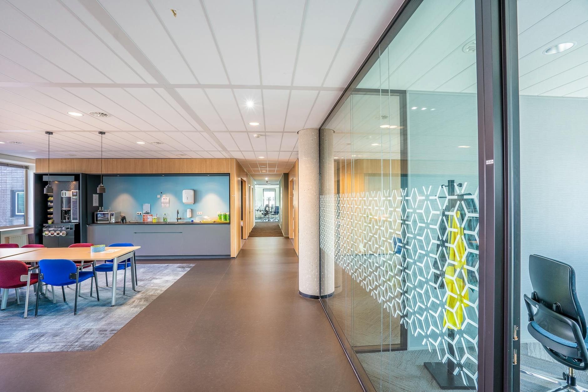 Moderncoreproes office in Arnhem with financial planning materials